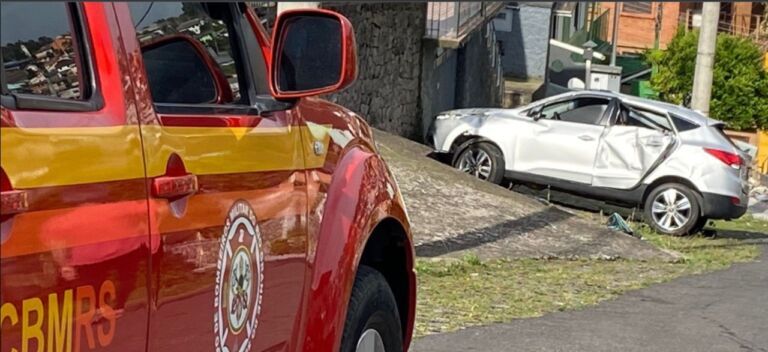 Idosa de 95 anos fica gravemente ferida após se jogar de carro em movimento