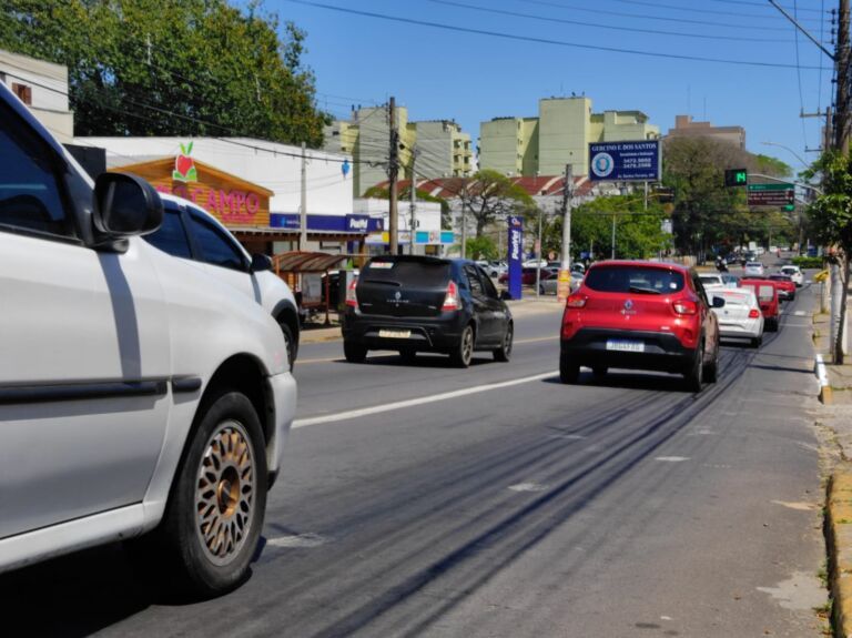 “Já tem gasolina, parcela do carro e agora o IPVA mais caro”, motoristas de Canoas reclamam do reajuste do imposto para 2023