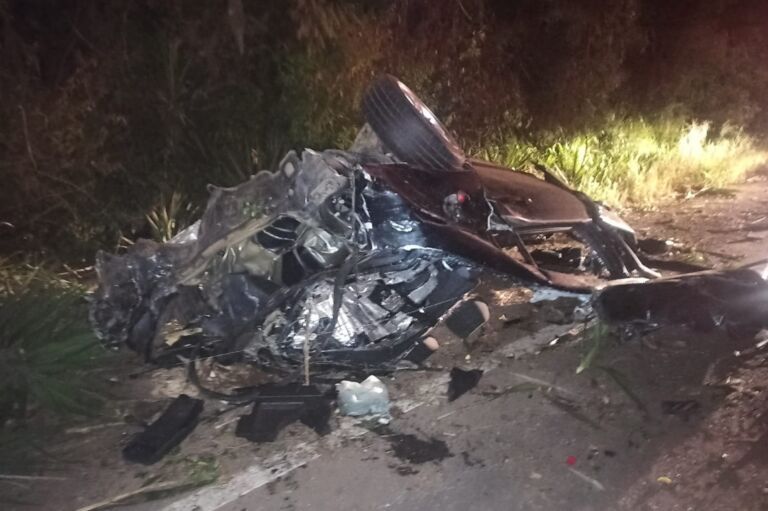 Jovem de 22 anos morre após perder controle do carro e capotar