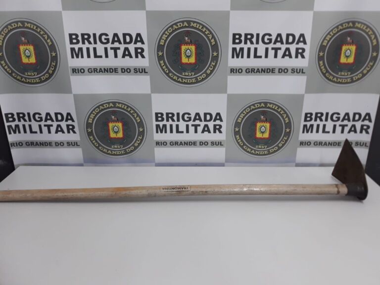 Homem é preso após tentar bater na mãe com enxada e ser baleado por policiais