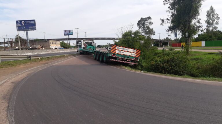 Caminhão tomba e bloqueia totalmente a BR-116