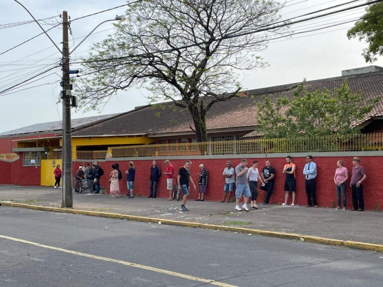 CANOAS | Domingo de votação inicia com filas nas escolas