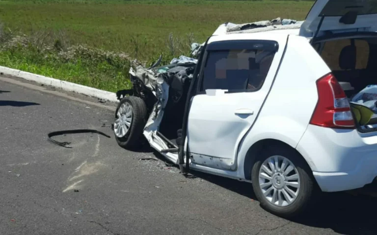 Colisão entre carro e caminhão deixa morto e dois feridos