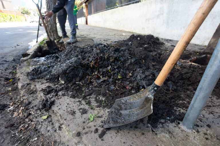 Bueiros de Canoas são limpos para evitar alagamentos: o prejuízo do temporal que danificou 6,2 mil casas na cidade continua