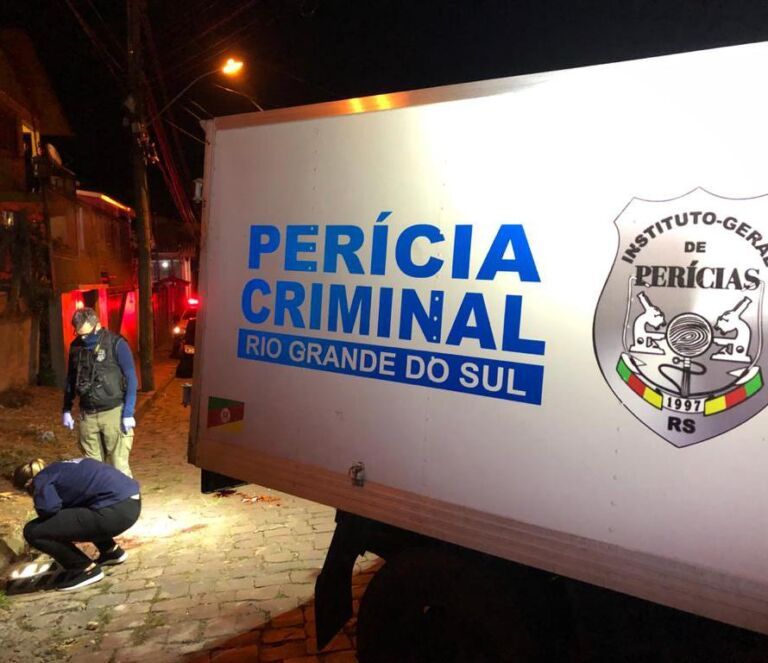 Homem mata esposa e vizinho à marteladas