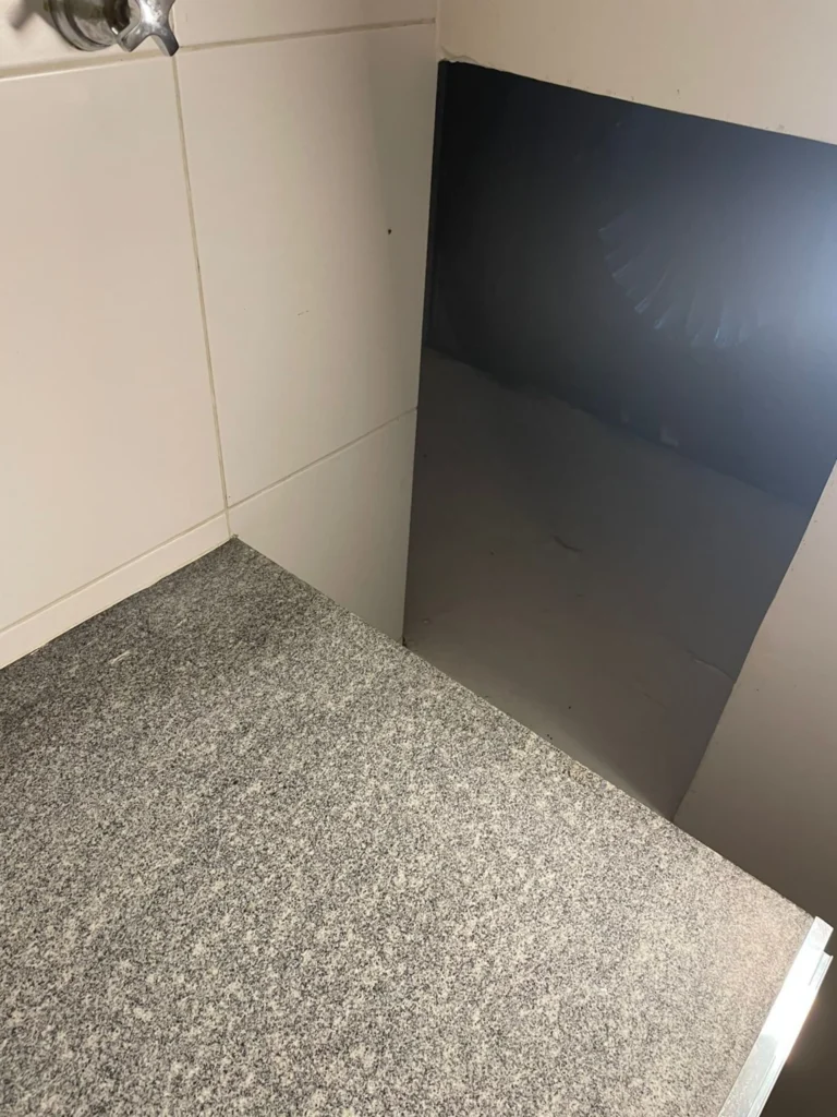 Frentista é preso e demitido após filmar cliente em banheiro de posto no Rio de Janeiro