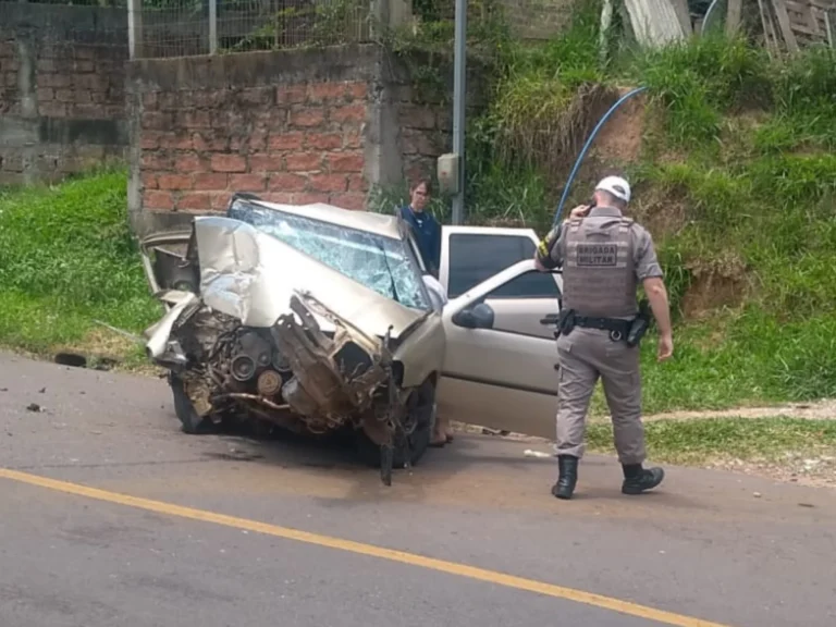 Idoso morre após perder controle do carro e bater em poste