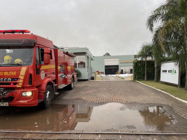 Incêndio em empresa de produtos químicos em Nova Santa Rita já dura mais de 12 horas 