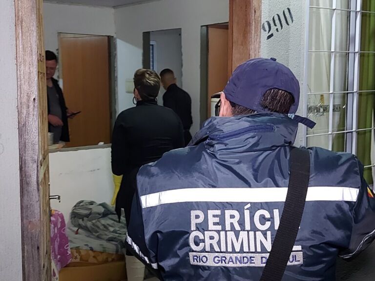 Homem é morto a tiros dentro de casa