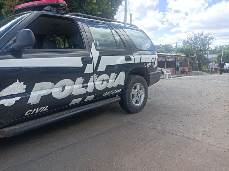 Adolescente é morto a tiros e criança de 3 anos é baleada dentro de bar