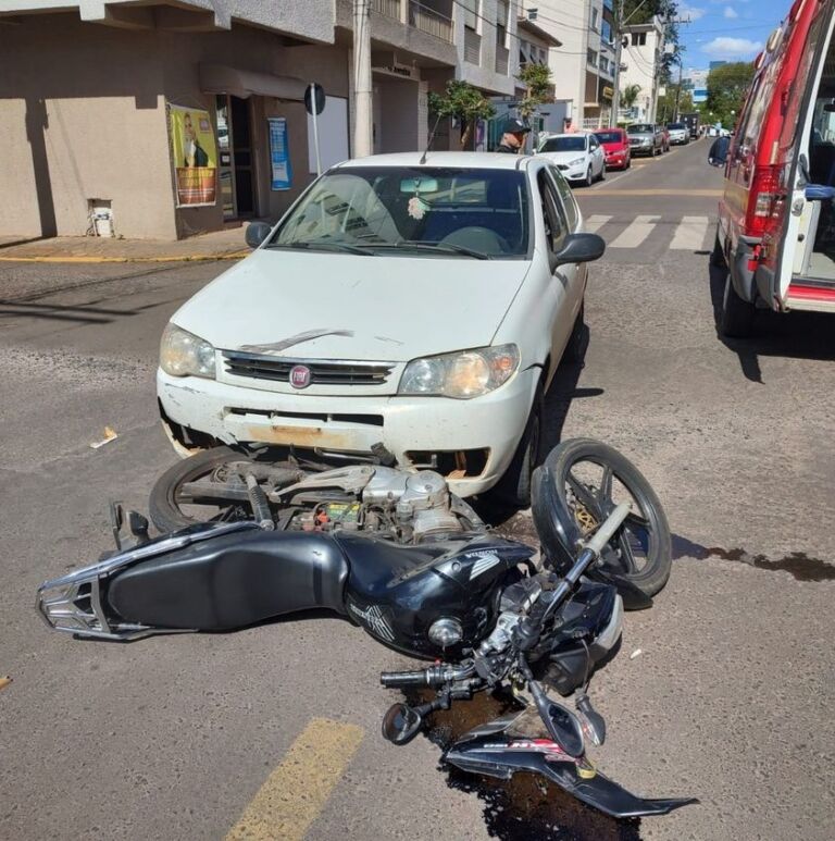 Colisão com carro deixa moto destruída e motoqueiro sai ferido
