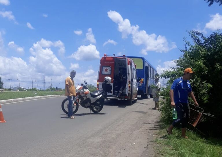 Idoso fica com mão presa na porta e é arrastado por ônibus em Canoas