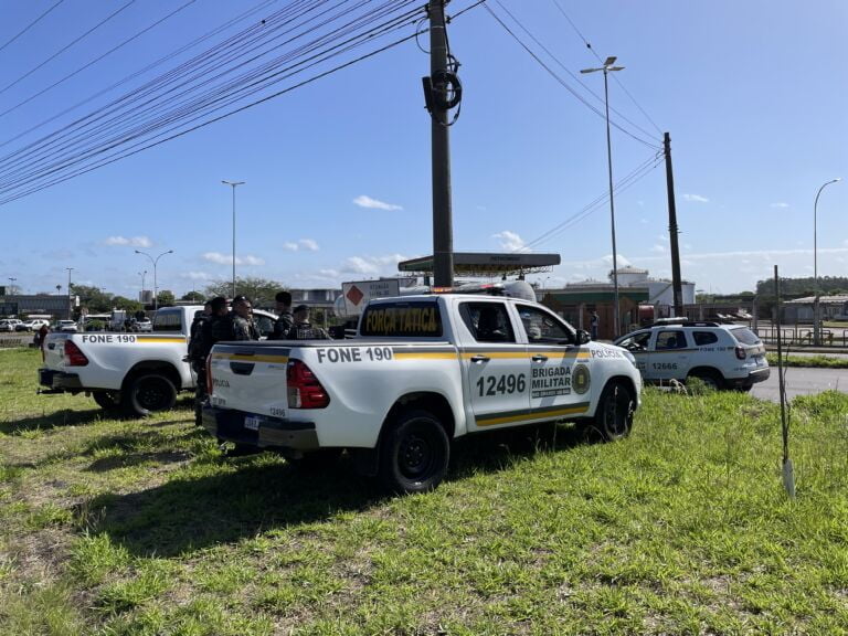 Brigada Militar escolta caminhões para garantir transporte dos combustíveis em Canoas
