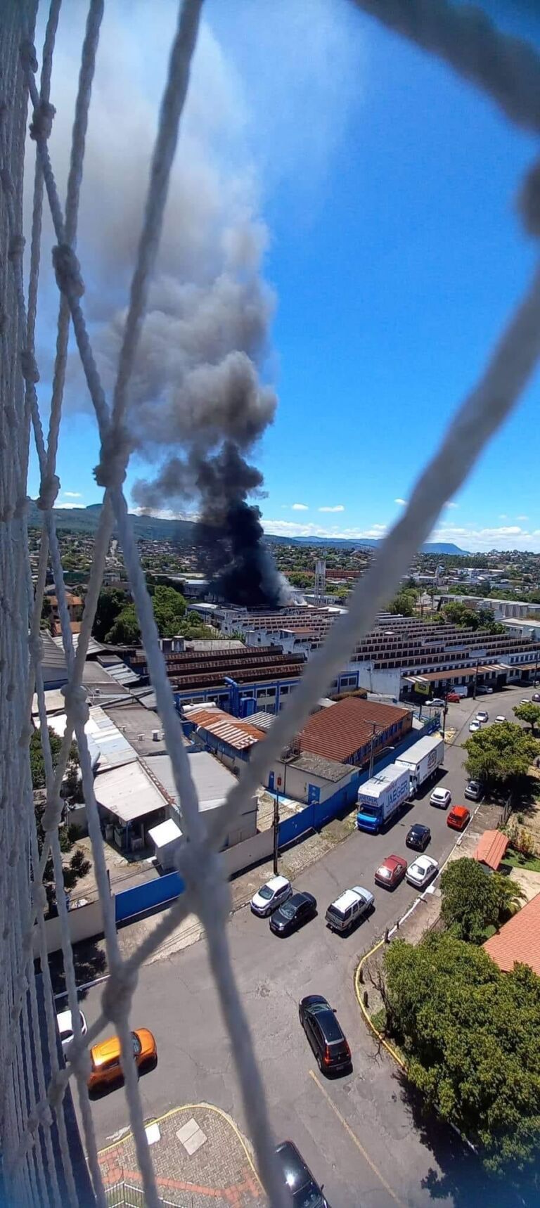 Incêndio de grandes proporções destrói fábrica