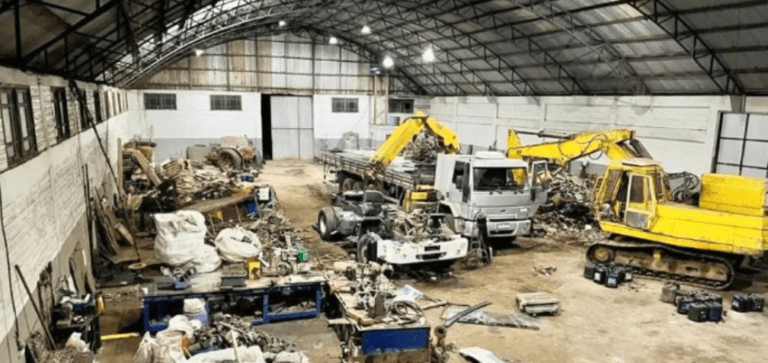 Polícia encontra caminhões levados por criminosos em desmanche