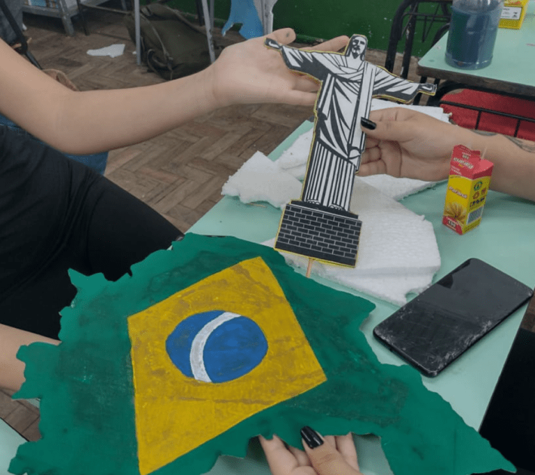 EM CANOAS | Estudantes são protagonistas da Copa do Mundo; Eles tem até álbum de figurinhas