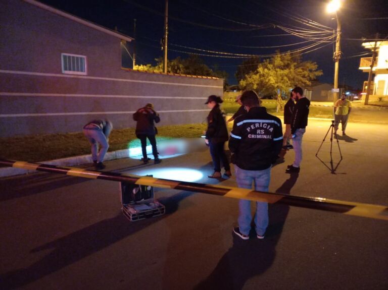 Homem é morto a tiros enquanto caminhava na rua em Canoas