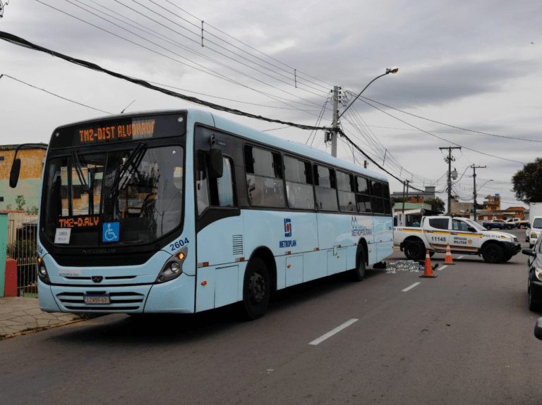 Homem morre após ser atropelado por ônibus em Canoas