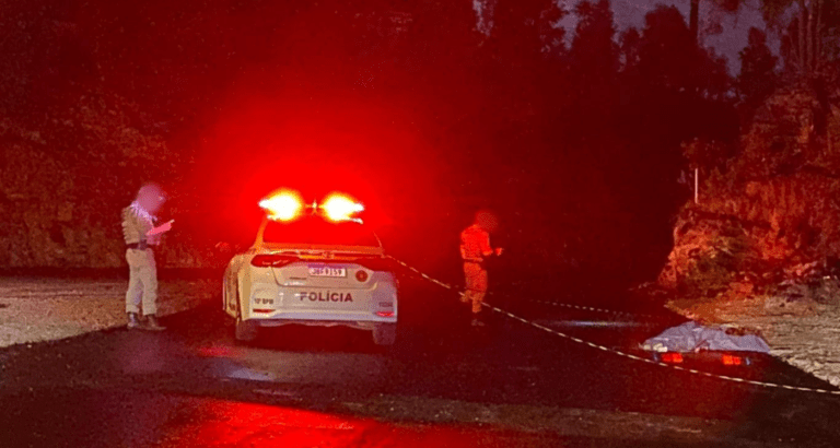 Mulher é encontrada morta no meio da rua com três tiros na cabeça