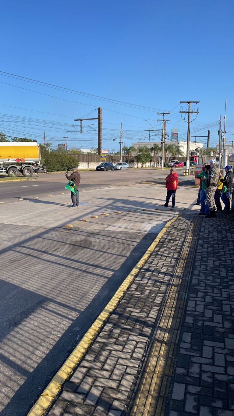 URGENTE CANOAS | Caminhoneiros cruzam os braços em frente à REFAP e não estão transportando combustíveis