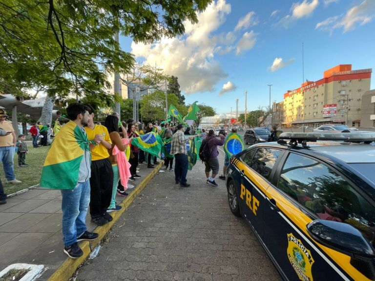 Manifestantes se reúnem nas margens da BR-116, em Canoas, aos gritos de “nossa bandeira jamais será vermelha”