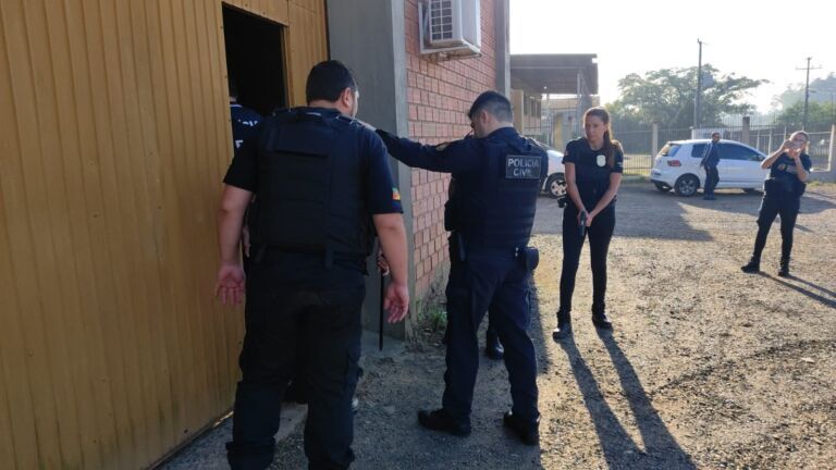 Criminosos que vendem armas pelo Facebook e WhatsApp são acordados pela polícia em Canoas e Nova Santa Rita