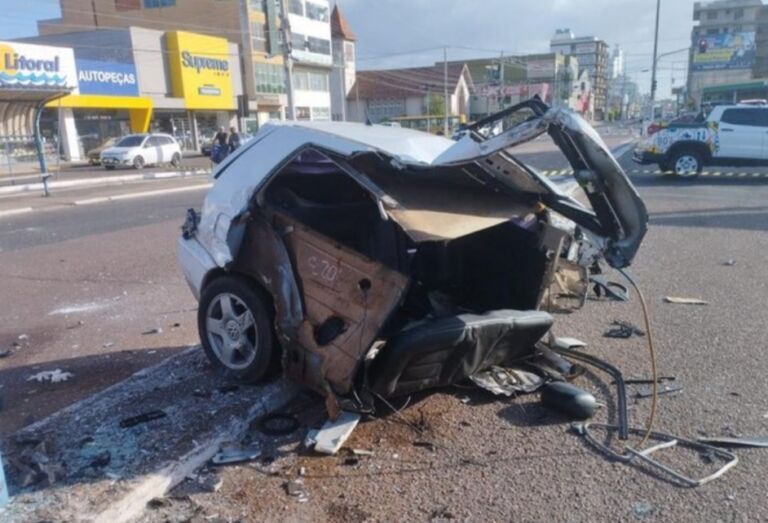 IMPRESSIONANTE | Motorista morre após carro bater em poste; Carro ficou destruído