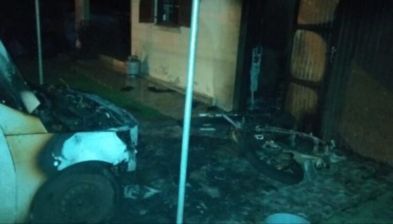 PERDA TOTAL | Incêndio destrói casa, carro e moto