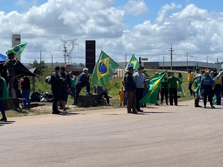 Manifestantes preparam protesto na Praça do Avião, em Canoas