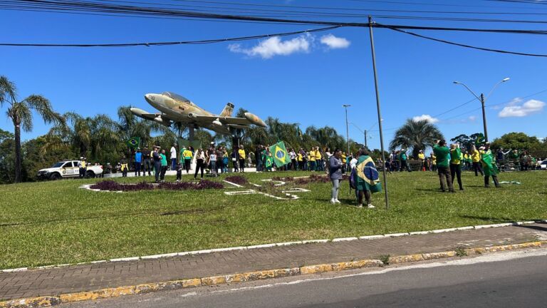 Manifestantes se reúnem na frente da Base Aérea e do V Comar em Canoas