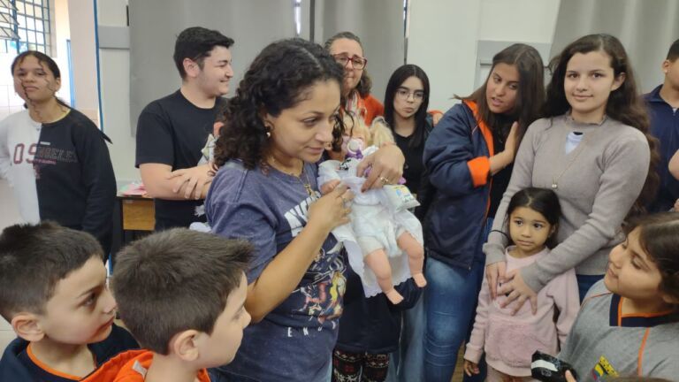 Alunos do 8° ano em Sapucaia do Sul adotam “bebê” e vivem processo de criar uma criança