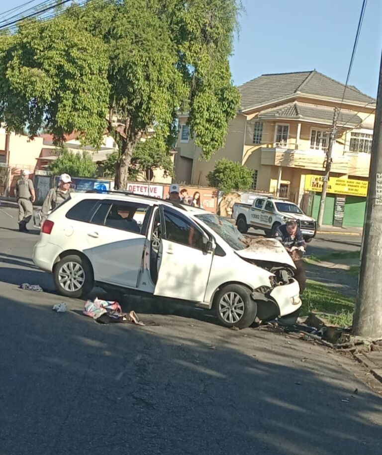 Carro bate em poste e deixa um morto e quatro feridos em Sapucaia do Sul
