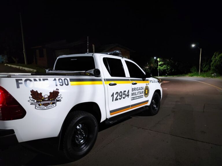 Jovem é esfaqueada na cabeça após parar na sinaleira