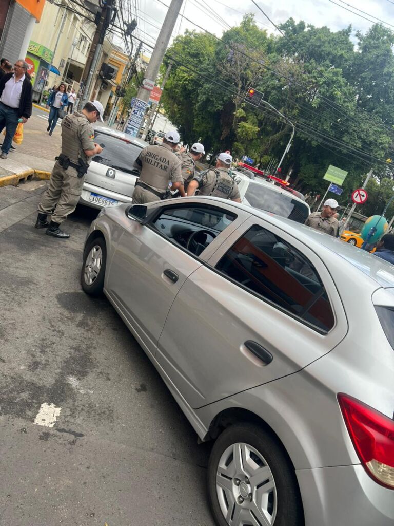Dois ladrões de carros são presos pela Brigada Militar no Centro de Canoas