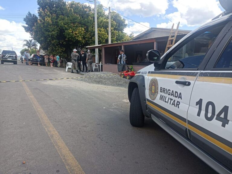 Adolescente é morto a tiros por cinco criminosos