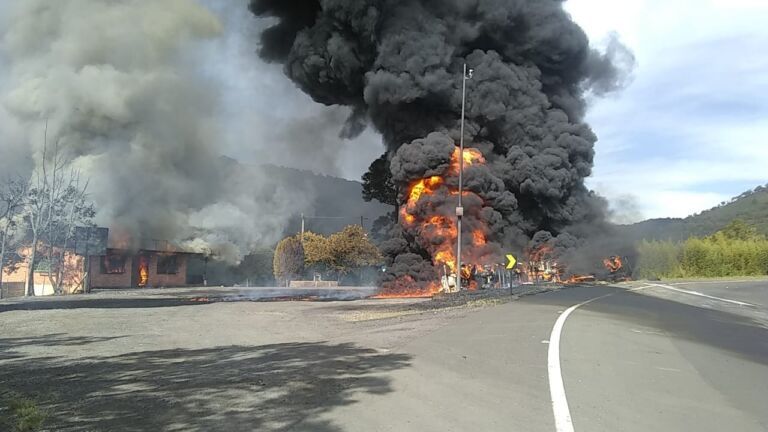 Caminhão carregado de combustíveis pega fogo na BR-116
