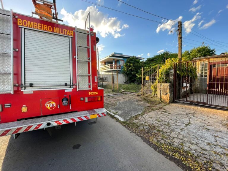 Fogo destrói residência em Canoas