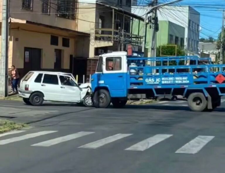 Carro e caminhão de gás colidem em cruzamento de Canoas