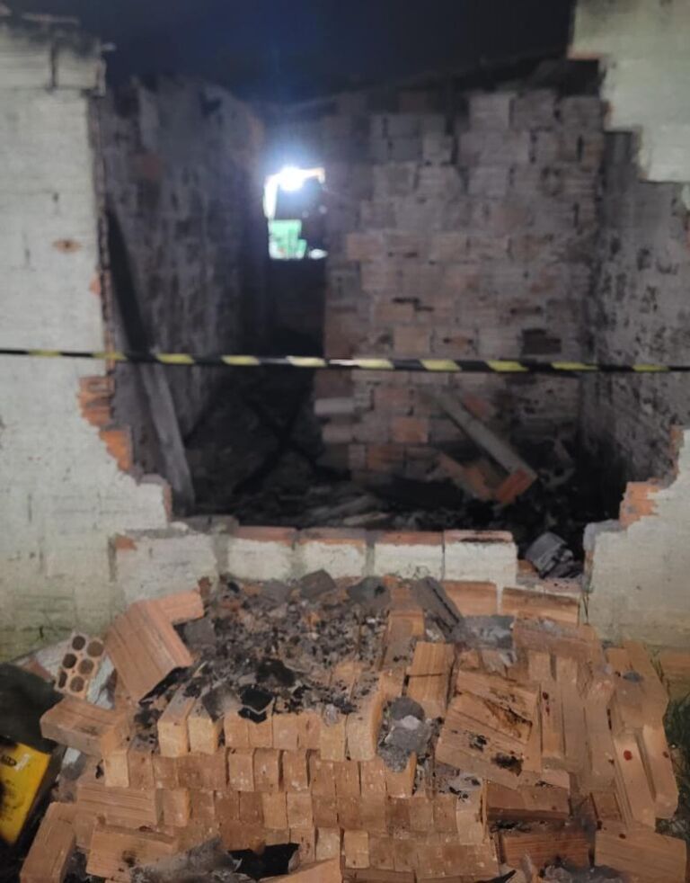 Homem morre carbonizado após incêndio destruir residência em Canoas