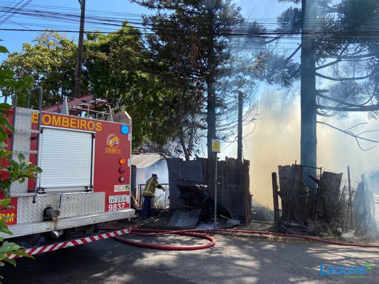 Ferro velho é destruído por incêndio