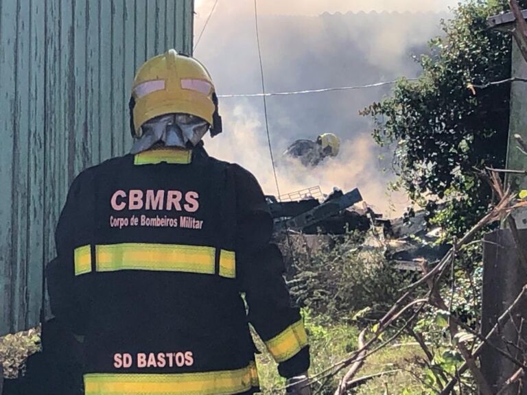 Incêndio em duas casas de Canoas mobilizam bombeiros