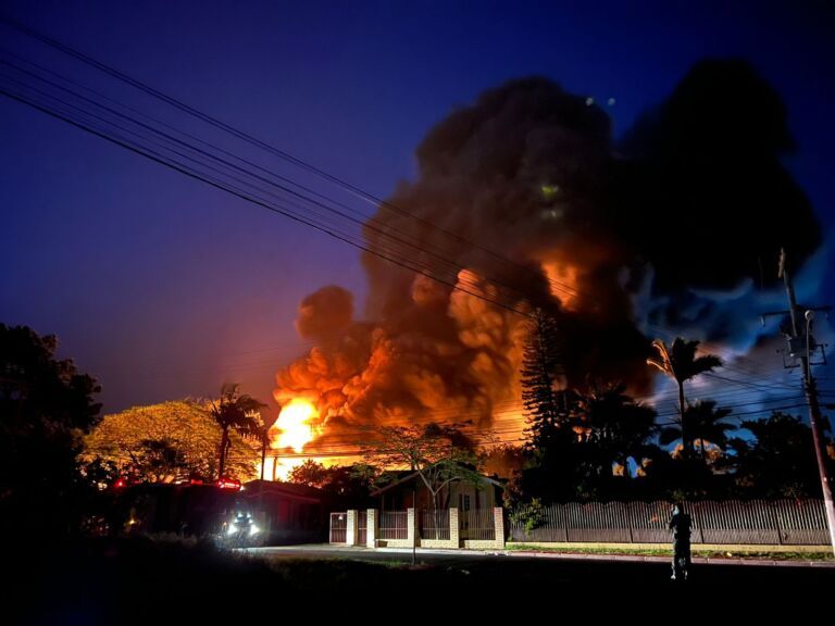URGENTE NOVA SANTA RITA | Moradores são evacuados do perímetro do incêndio; explosões são contínuas