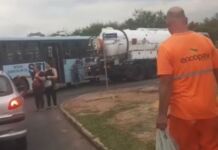 Acidente entre caminhão e ônibus bloqueia rua em Nova Santa Rita