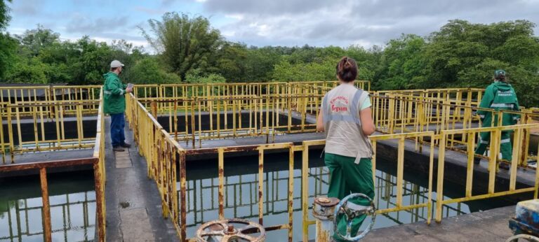 Corsan diz que água não foi contaminada após incêndio em empresa de produtos químicos em Nova Santa Rita