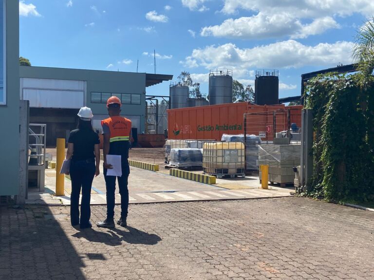 Prefeitura de Nova Santa Rita interdita prédio de empresa que pegou fogo