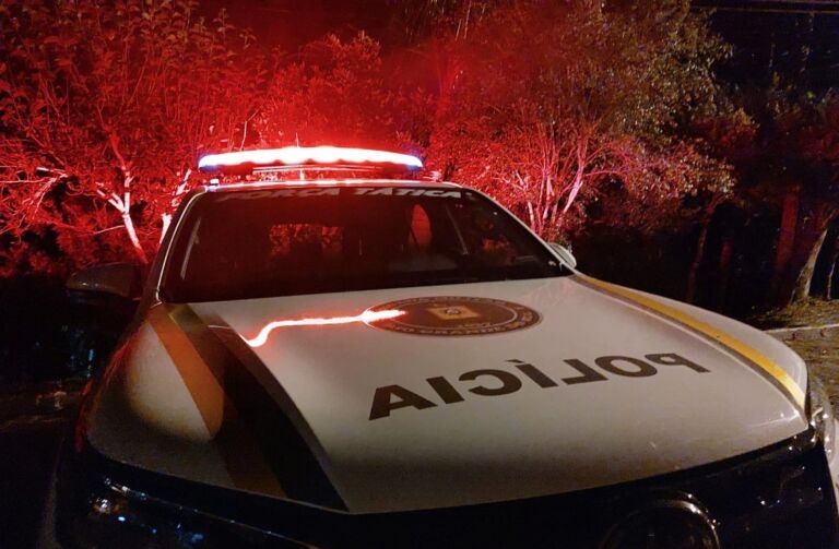 Caminhoneiro reage a assalto e mata criminoso no meio da rua