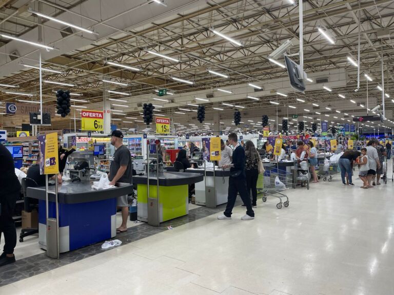 Com descontos de até 70%, hipermercado fica mais de 40 horas aberto em Canoas