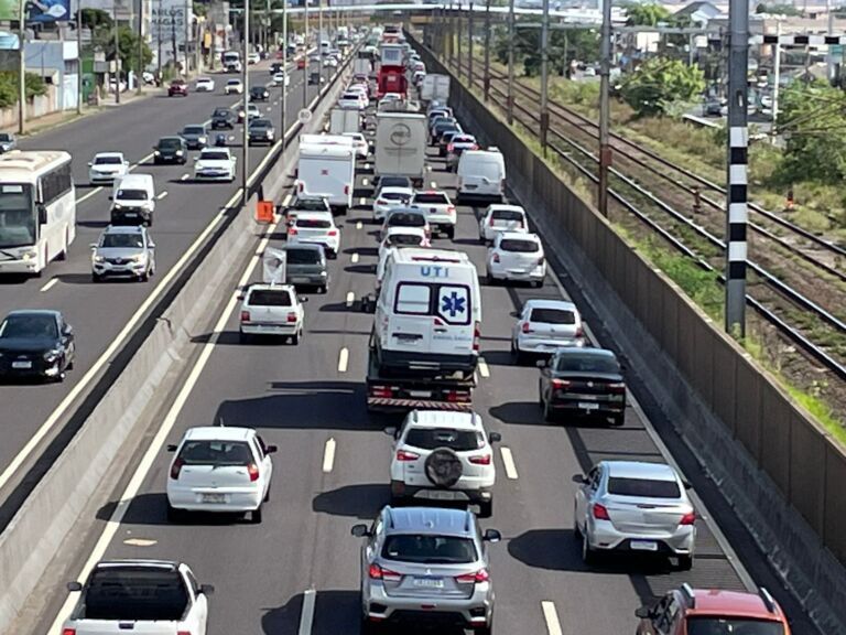 BR-116 está parada em Canoas; Lentidão passa dos 5km