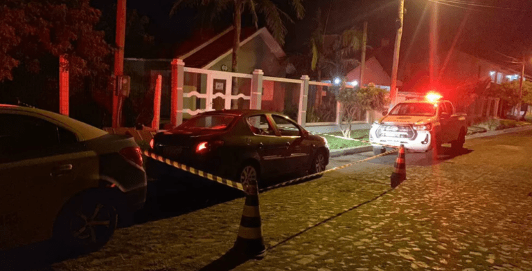 Idoso é encontrado morto com tiros na cabeça dentro de carro