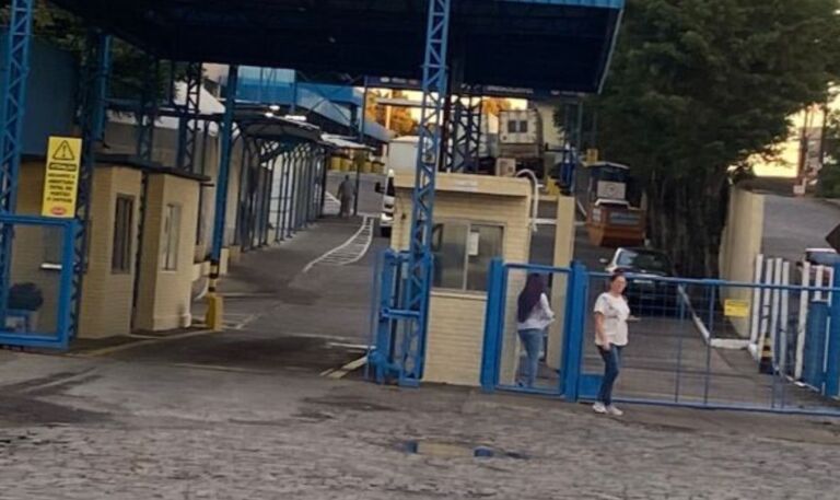 Homem morre após cair do telhado em empresa